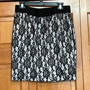 Karen Kane Pull on Skirt, Medium, Black/White Lacy Floral